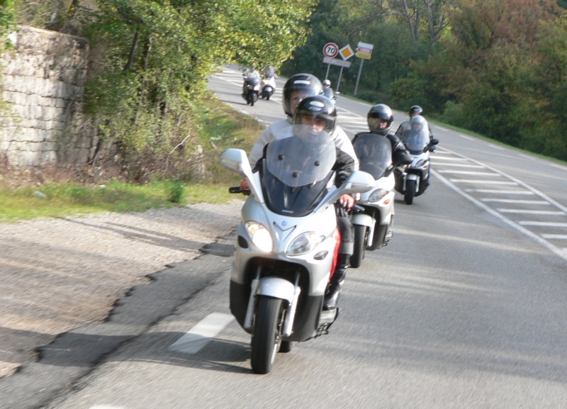 En route vers Saint-Maximin, Jean-Claude et Annie, Christian sur le scoot d'Alain, Alain et Brigitte sur le scoot de Christian. Vous suivez?